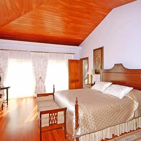 Ferrarias Sleeps 12 Pool Air Con Wifi *