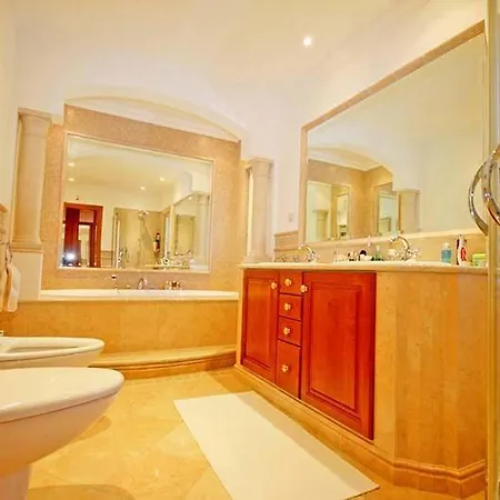 Ferrarias Sleeps 12 Pool Air Con Wifi * Ferrarias (Loule)