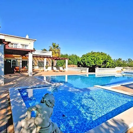 Ferrarias Sleeps 12 Pool Air Con Wifi *