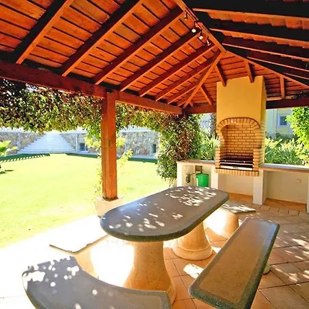 Ferrarias Sleeps 12 Pool Air Con Wifi *