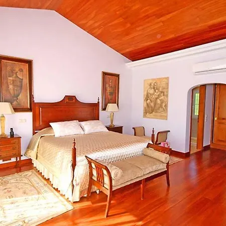Ferrarias Sleeps 12 Pool Air Con Wifi
