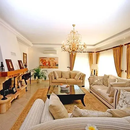 Ferrarias Sleeps 12 Pool Air Con Wifi Ferrarias (Loule)